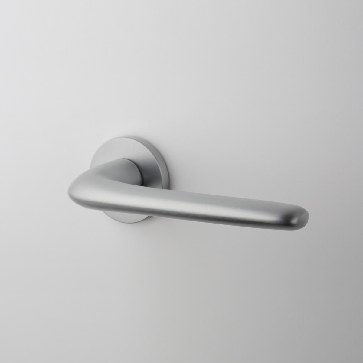 Klamka APRILE AZALIA ROZETA R SLIM 7MM SC - chrom satynowy