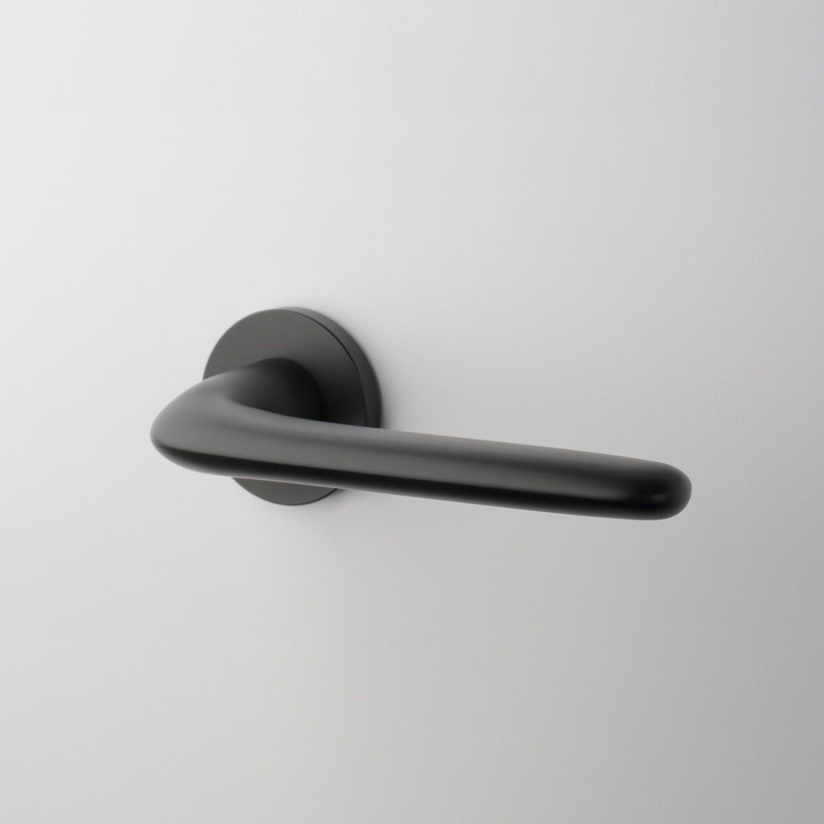 Klamka APRILE AZALIA ROZETA R SLIM 7MM BK - czarny matowy
